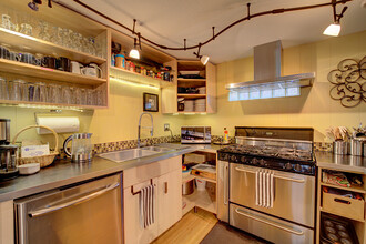 609 10th Ave E in Seattle, WA - Building Photo - Interior Photo