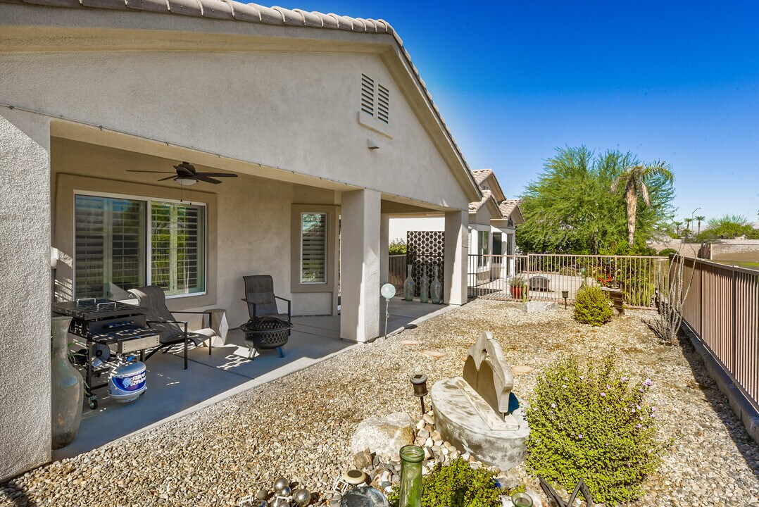 39676 Somerset Ave in Palm Desert, CA - Foto de edificio