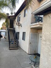 5716 Waring Ave, Unit 202 in Los Angeles, CA - Foto de edificio - Building Photo