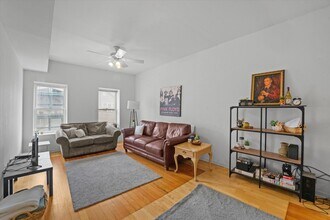 2422 N Clybourn Ave in Chicago, IL - Building Photo - Building Photo