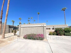 1872 Tamarisk Rd in Palm Springs, CA - Foto de edificio - Building Photo