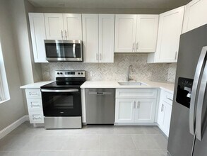 4680 Umbria St in Philadelphia, PA - Foto de edificio - Building Photo