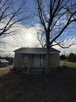 104 E Central Ave in Sweetwater, TN - Building Photo
