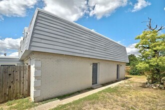 2206 Mission Hill Dr in Austin, TX - Building Photo - Building Photo