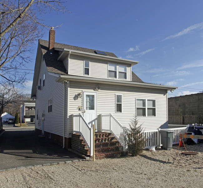 338 Larkfield Rd in East Northport, NY - Building Photo - Building Photo