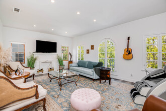 1036 Hi Point St, Unit 1034 in Los Angeles, CA - Building Photo - Building Photo