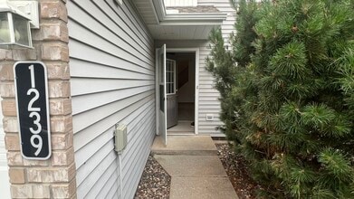 1239 Elmwood Ave in Shakopee, MN - Foto de edificio - Building Photo