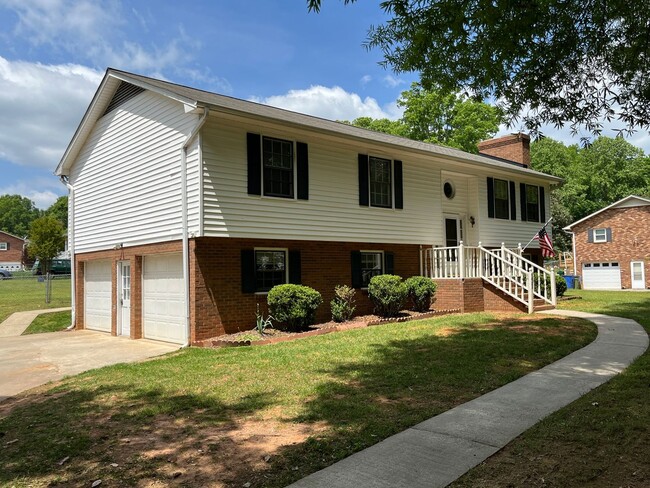 121 N Barons Rd in Clemmons, NC - Building Photo - Building Photo