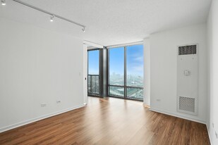 547 N Kingsbury St in Chicago, IL - Building Photo