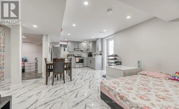 33 Ezra Cres in Brampton, ON - Building Photo - Building Photo