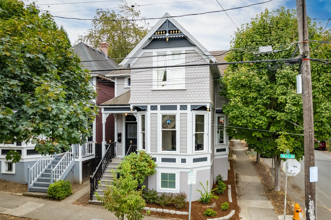 TROPHY VICTORIAN in Portland, OR - Foto de edificio