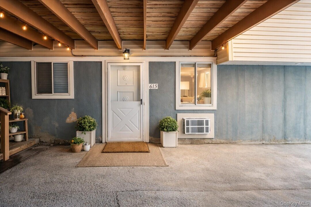 615 Fox Run Ln in Carmel, NY - Building Photo