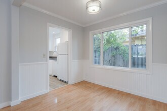 704 Hudson St in Redwood City, CA - Foto de edificio - Building Photo