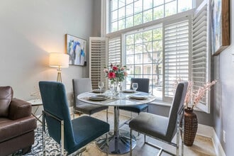 1208 Carondelet St in New Orleans, LA - Building Photo - Building Photo