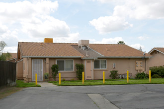 301-445 W Oakwood Dr in Tulare, CA - Building Photo - Building Photo