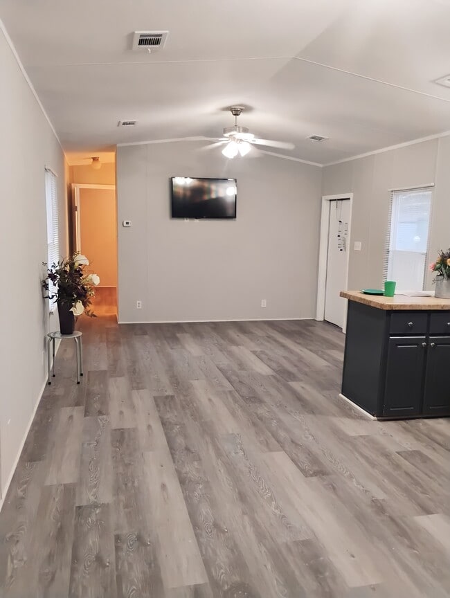 110 N Michigan St in Lawrence, KS - Foto de edificio - Building Photo