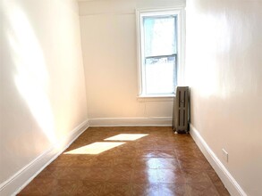 81-10 37th Ave, Unit 3R in Queens, NY - Building Photo - Building Photo