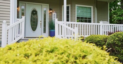 5 Mill Race Rd in Hampton Bays, NY - Building Photo - Building Photo