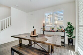 3251 Crecida Way in Carlsbad, CA - Foto de edificio - Building Photo