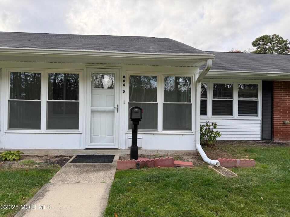 664D Plymouth Dr in Lakewood, NJ - Building Photo