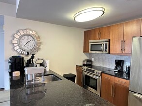 88 Morgan St, Unit 2407 in Jersey City, NJ - Building Photo - Building Photo