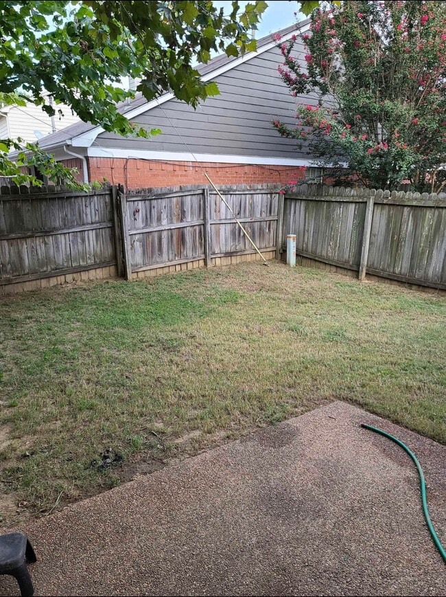 1574 Beaver Trail Dr in Cordova, TN - Foto de edificio - Building Photo