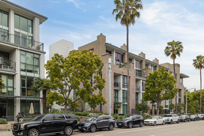 13045 Pacific Promenade in Playa Vista, CA - Foto de edificio - Building Photo