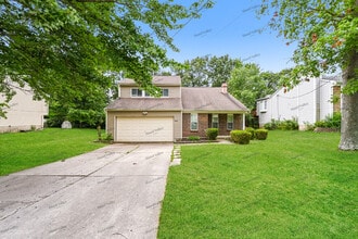 8067 Buckland Dr in Cincinnati, OH - Foto de edificio - Building Photo