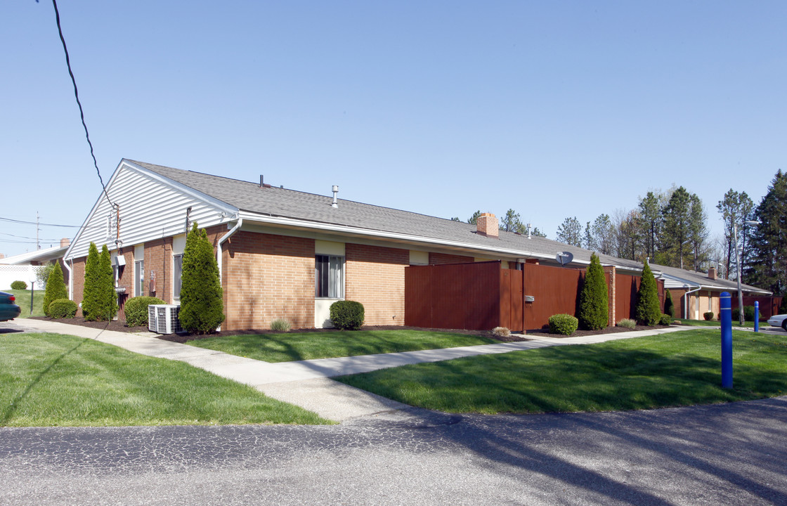 Grand Woodlands Apartments in Tallmadge, OH - Building Photo