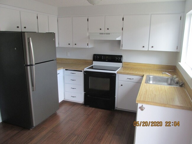 7421 SE Washington St in Portland, OR - Building Photo - Building Photo