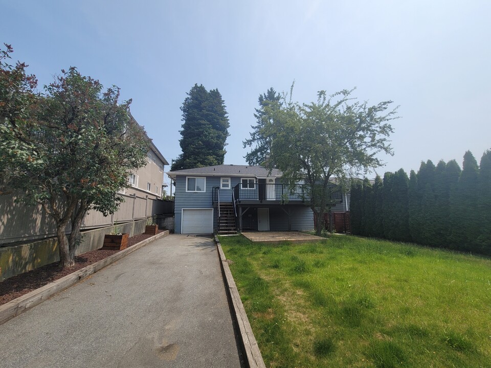 1921 Holdom Ave in Burnaby, BC - Building Photo