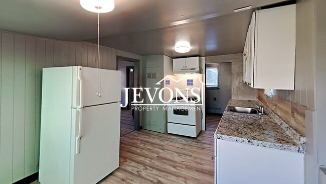 property at 1017 E Spruce St