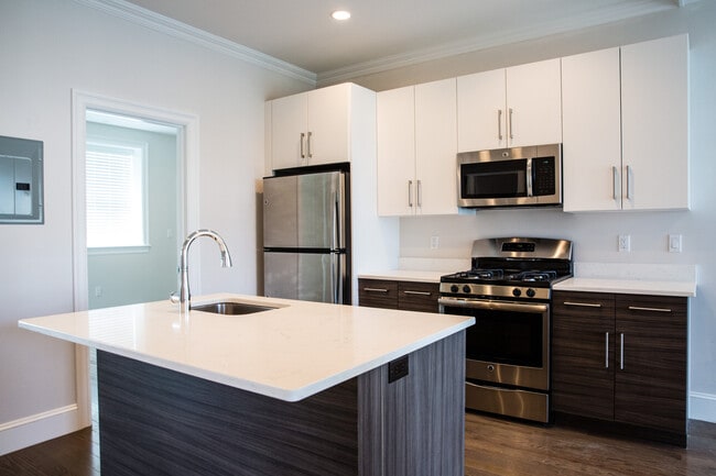 16 Harvard Ter, Unit 16 Harvard Terrace in Boston, MA - Building Photo - Building Photo
