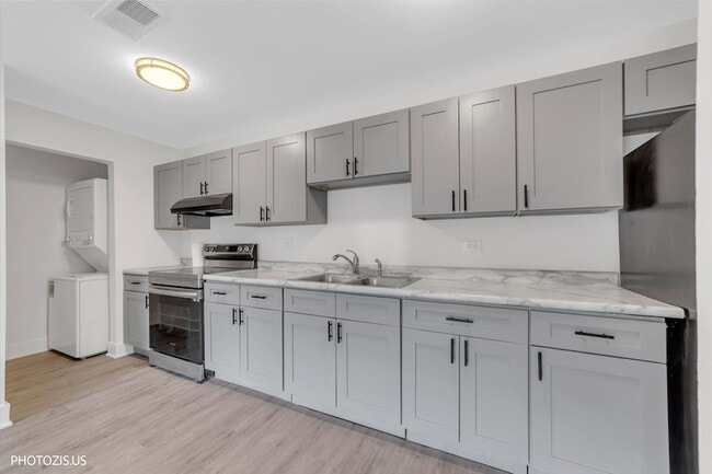 1955 N Hicks Rd in Palatine, IL - Foto de edificio - Building Photo