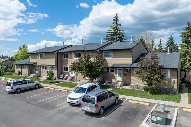 Highland Court in Red Deer, AB - Building Photo - Building Photo