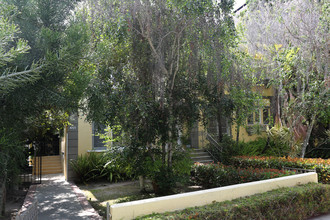 451 N Oakhurst Dr in Beverly Hills, CA - Building Photo - Building Photo