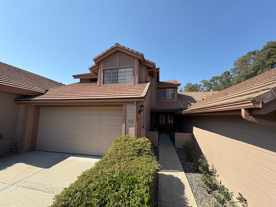 312 Mahogany Glen in Escondido, CA - Building Photo
