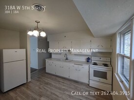 318A W 5th St in Oconomowoc, WI - Building Photo