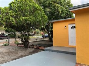 1605 NW 127th St in North Miami, FL - Building Photo - Building Photo