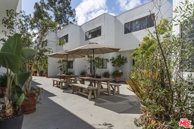 2500 Abbot Kinney Blvd in Los Angeles, CA - Foto de edificio - Building Photo