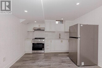 132 Bloomsbury Ave in Brampton, ON - Building Photo - Building Photo