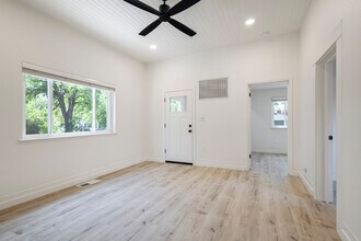 1702 Laburnum Ave in Chico, CA - Foto de edificio - Building Photo