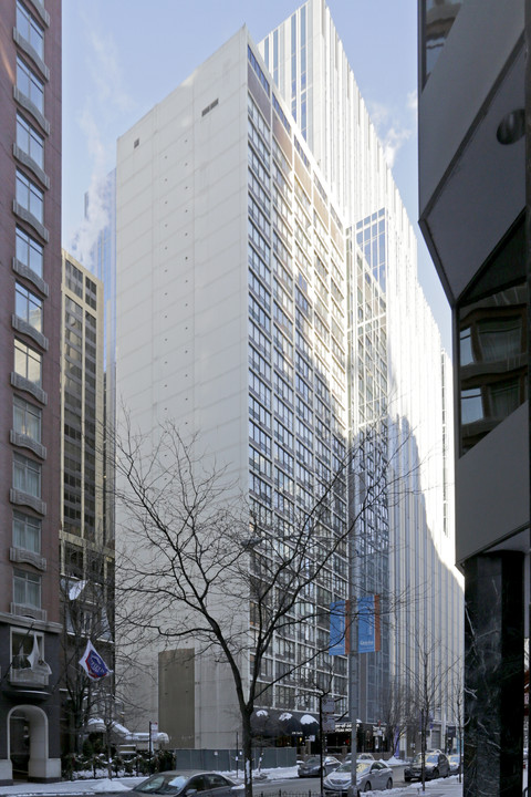 230 E Ontario St in Chicago, IL - Building Photo