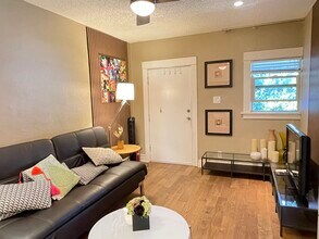 6726 Leland Way in Los Angeles, CA - Foto de edificio - Building Photo