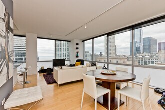 8 E Randolph St in Chicago, IL - Foto de edificio - Building Photo