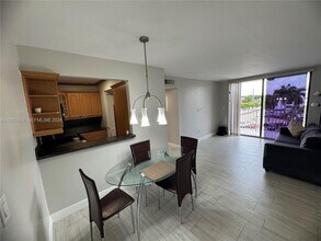 8075 NW 7th St in Miami, FL - Building Photo - Building Photo