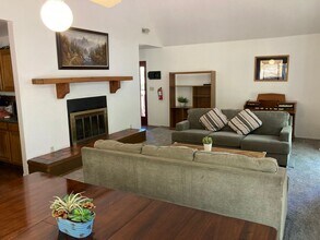 27205 Peninsula Dr in Lake Arrowhead, CA - Building Photo - Building Photo