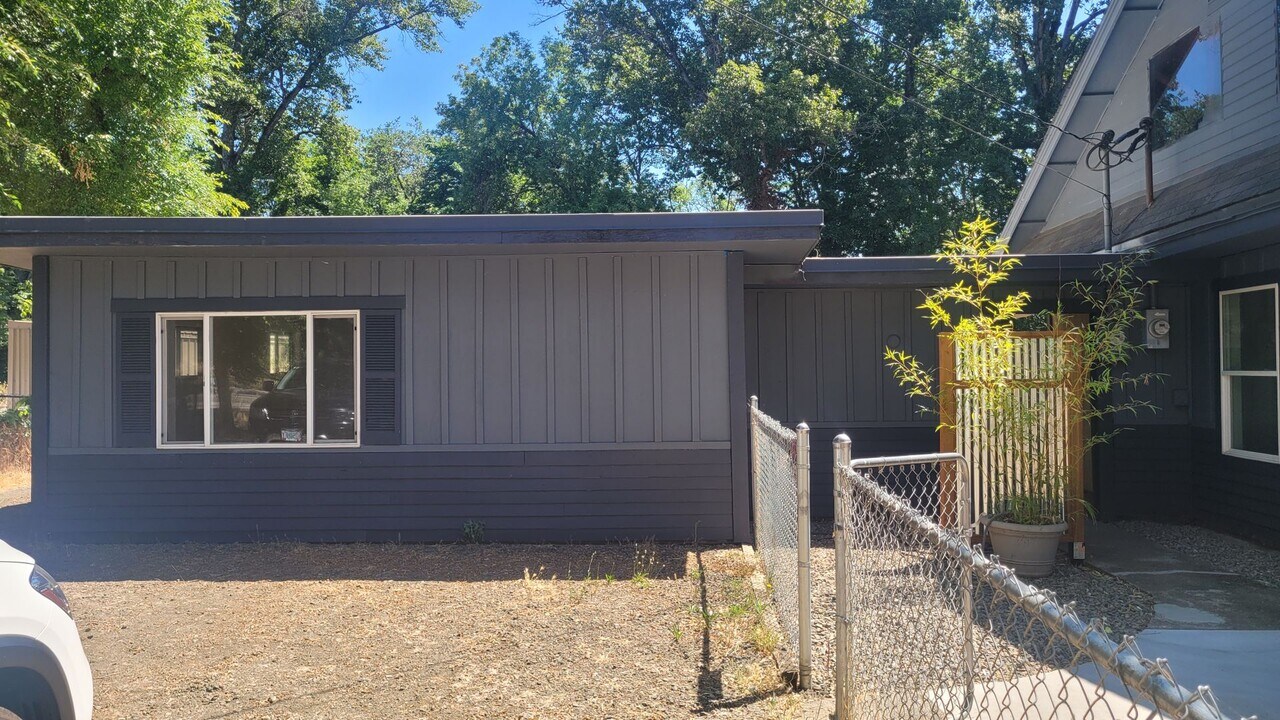 4267 Carnes Rd-Unit -B in Roseburg, OR - Building Photo
