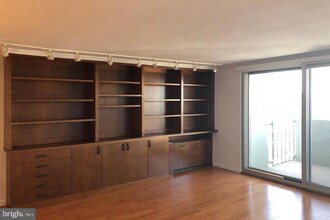 224-30 W Rittenhouse Square in Philadelphia, PA - Building Photo - Building Photo