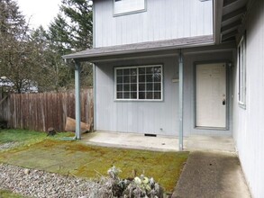 17322 12th Ave E in Spanaway, WA - Foto de edificio - Building Photo